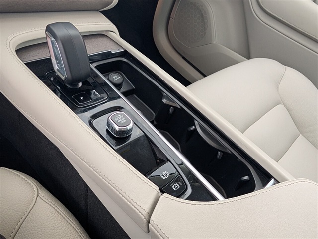 2024 Volvo XC90 B5 Plus photo 23