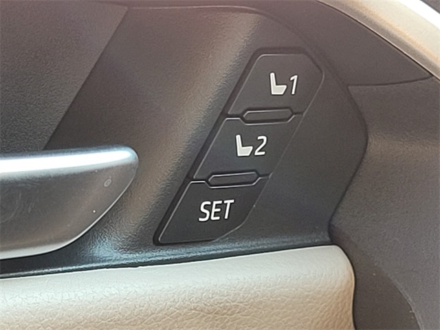 2023 Toyota RAV4 Hybrid XLE Premium photo 26