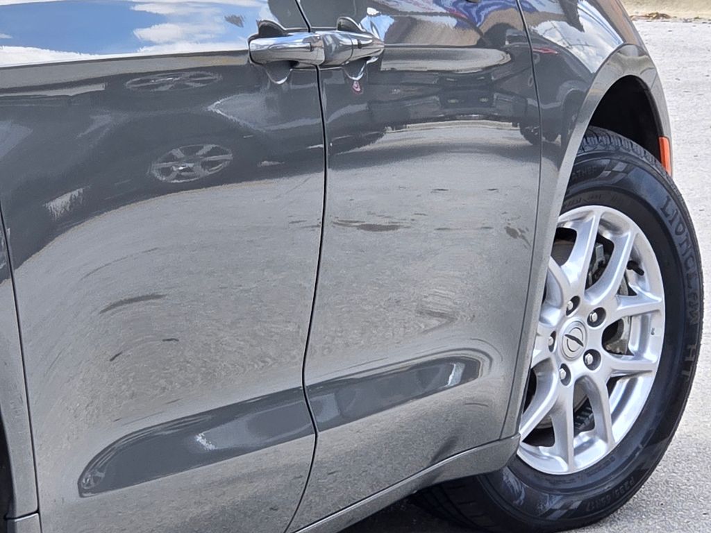 2023 Chrysler Pacifica Touring L photo 9