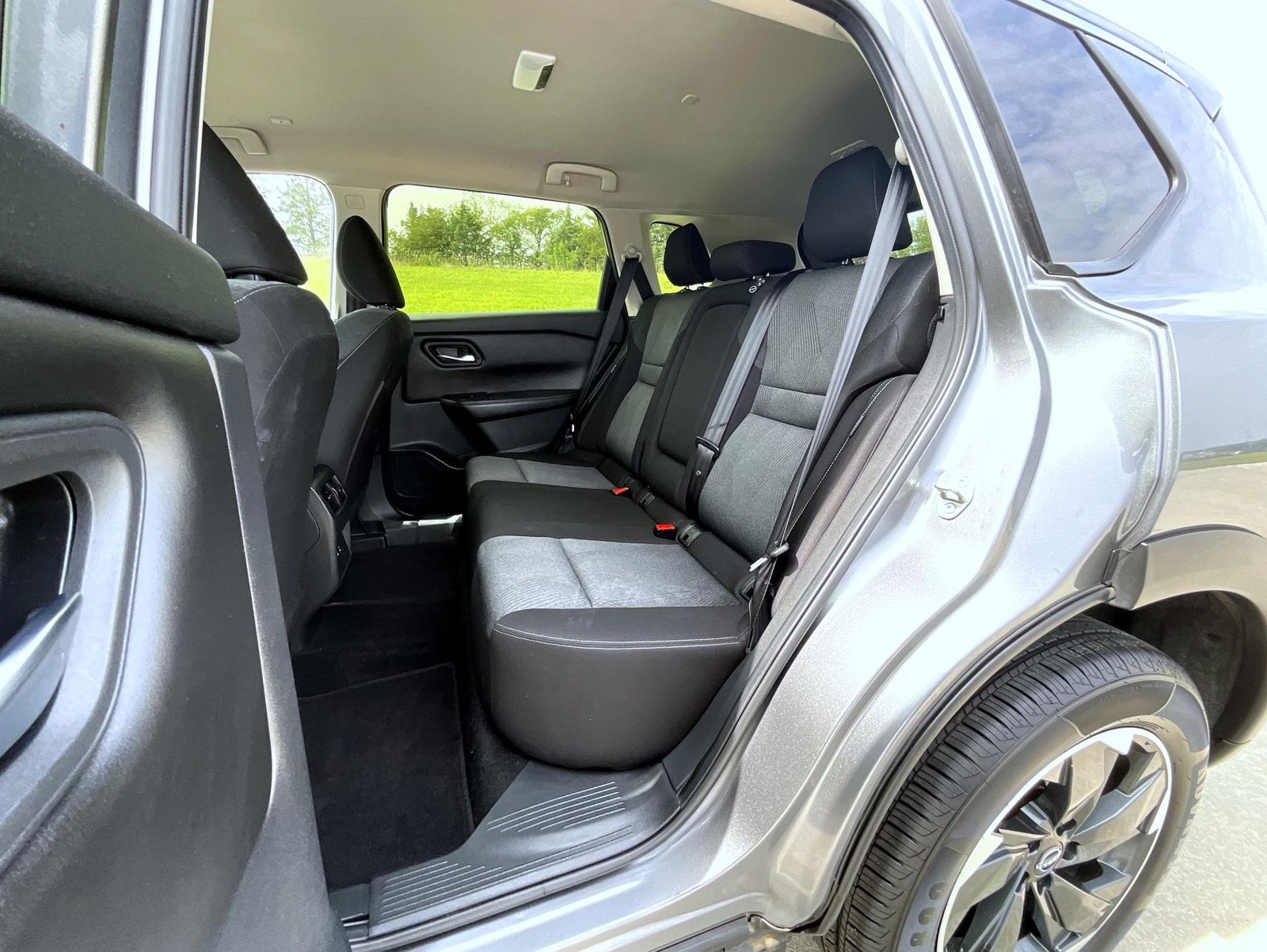 2024 Nissan Rogue SV photo 18