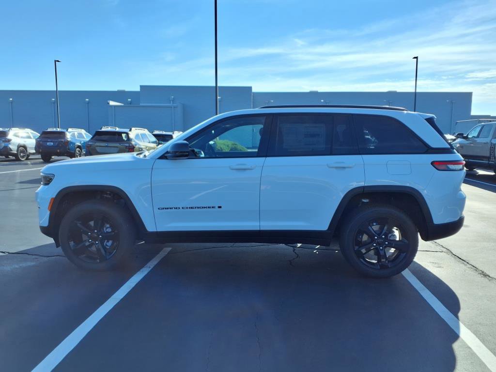 2025 Jeep Grand Cherokee Altitude photo 3
