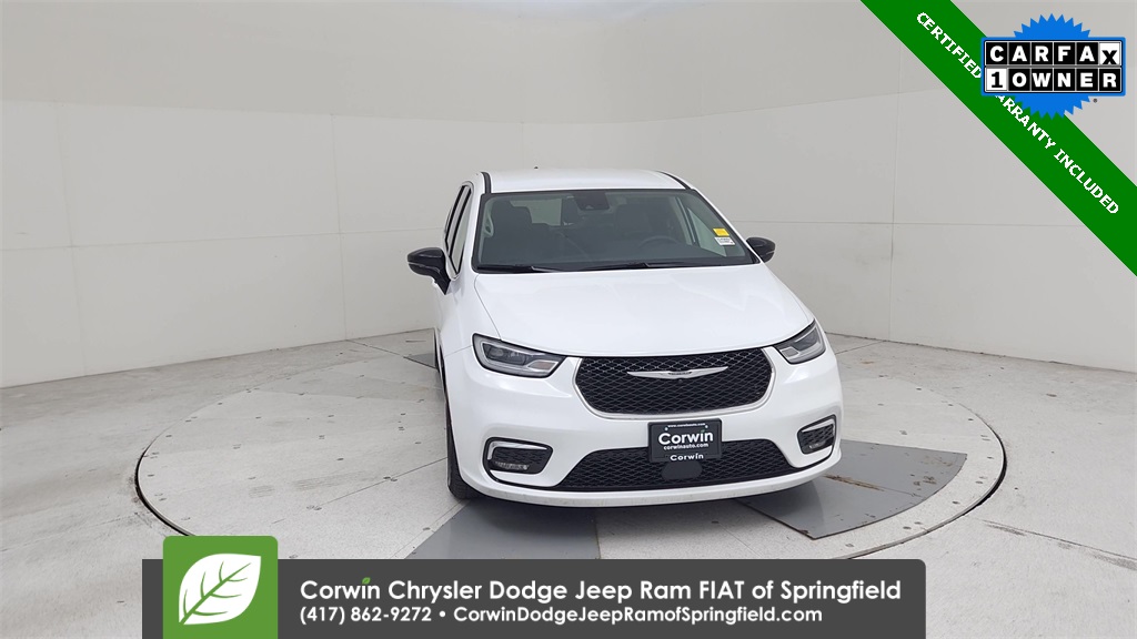 2024 Chrysler Pacifica Touring L photo 3