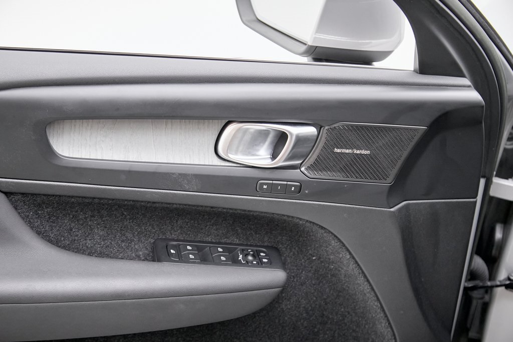 2023 VOLVO XC40 - Image 10