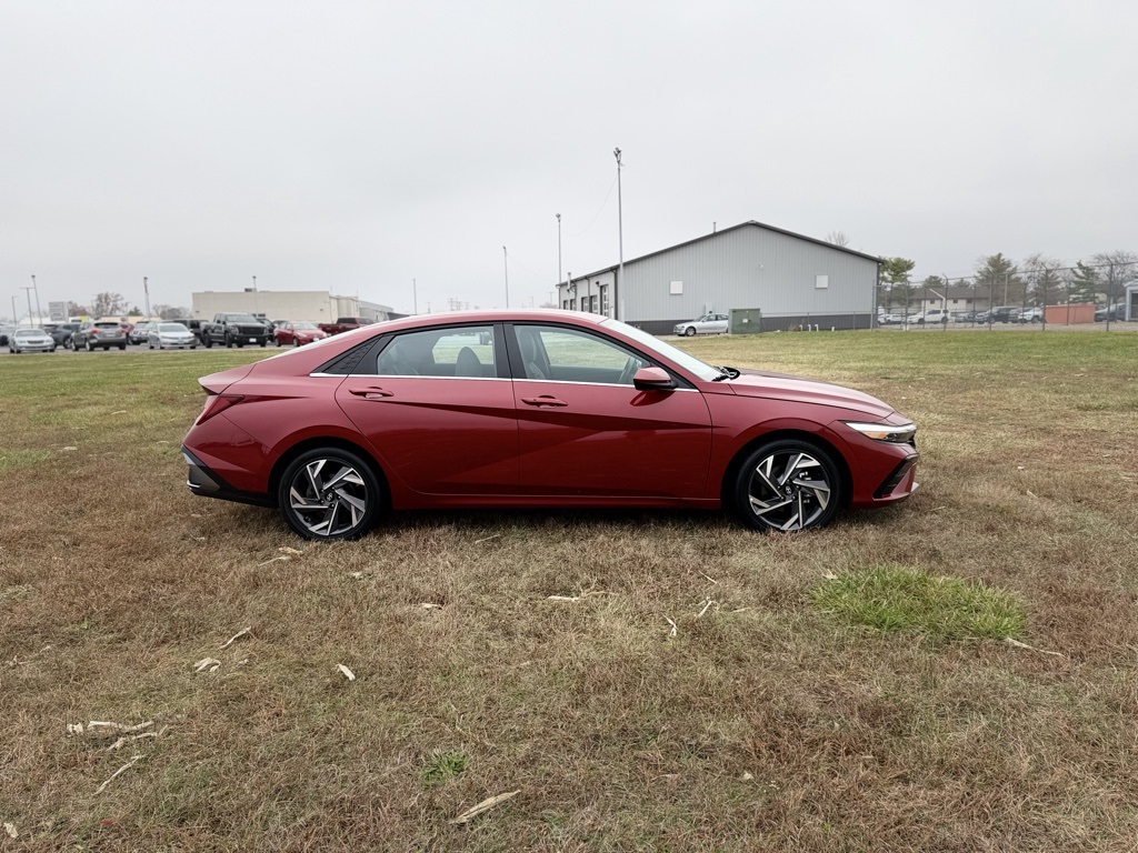 2025 Hyundai Elantra SEL Convenience photo 3