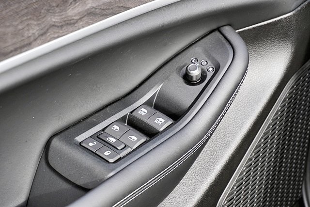 New 2025 Baltic Gray Metallic Clear-Coat Exterior Paint Jeep Limited image 28