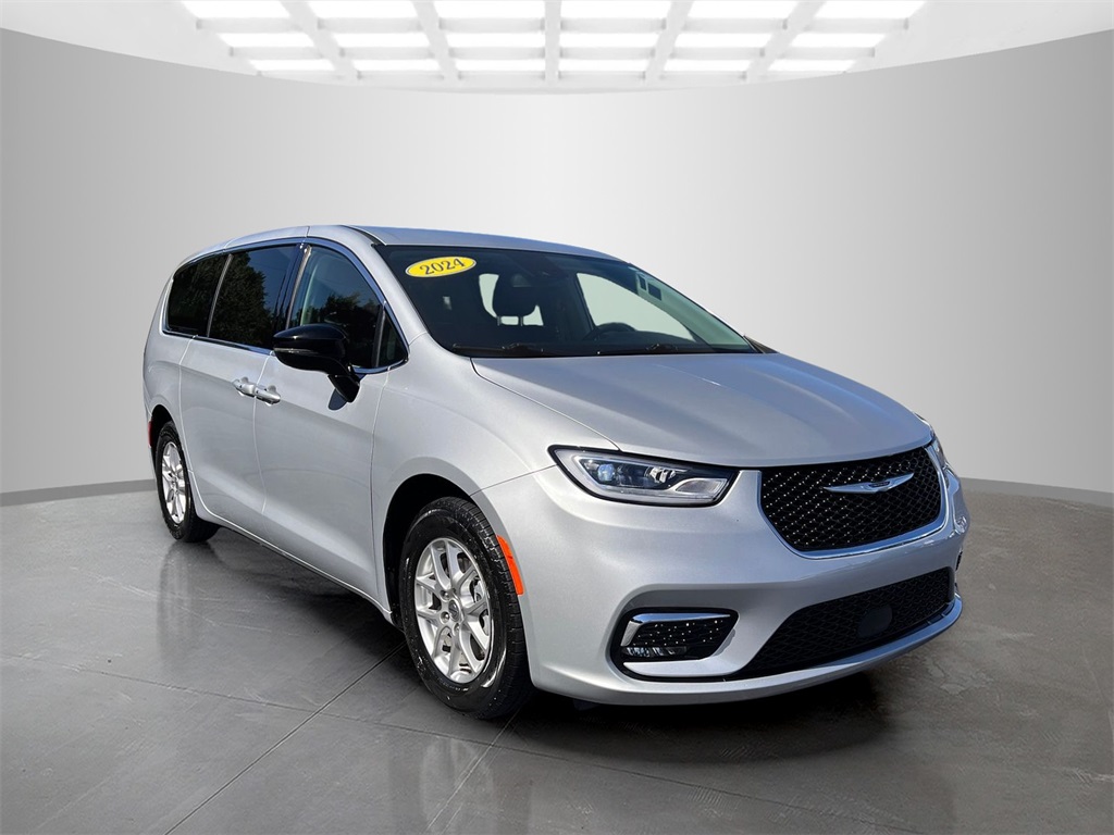 2024 Chrysler Pacifica Touring L photo 5