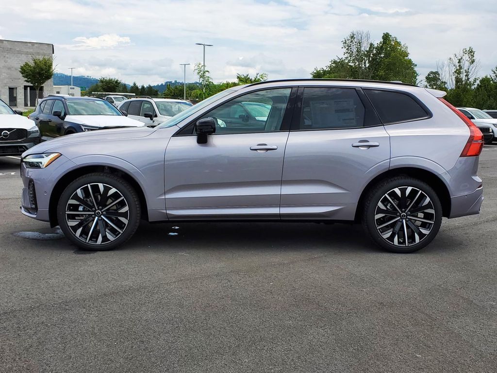 2026 Volvo XC60 B5 photo 18