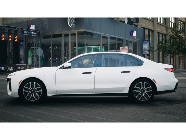 2026 Bmw 750e photo 3