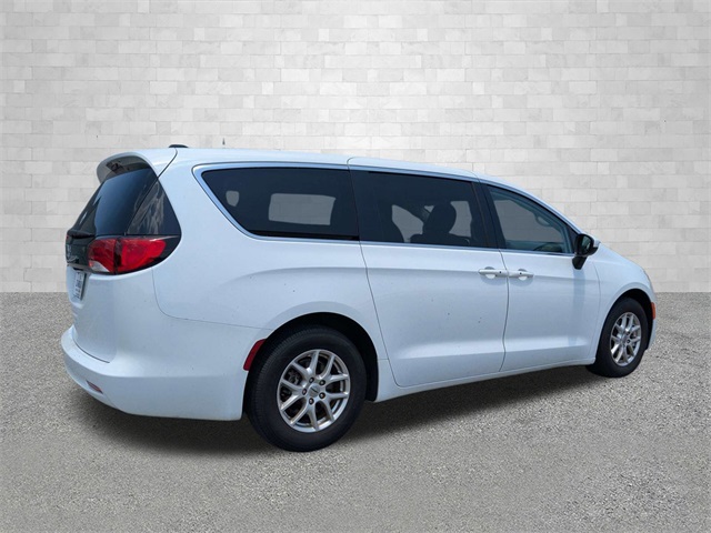 2022 Chrysler Voyager LX photo 4