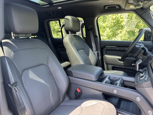 2025 Land Rover Defender 130 X-Dynamic SE photo 21