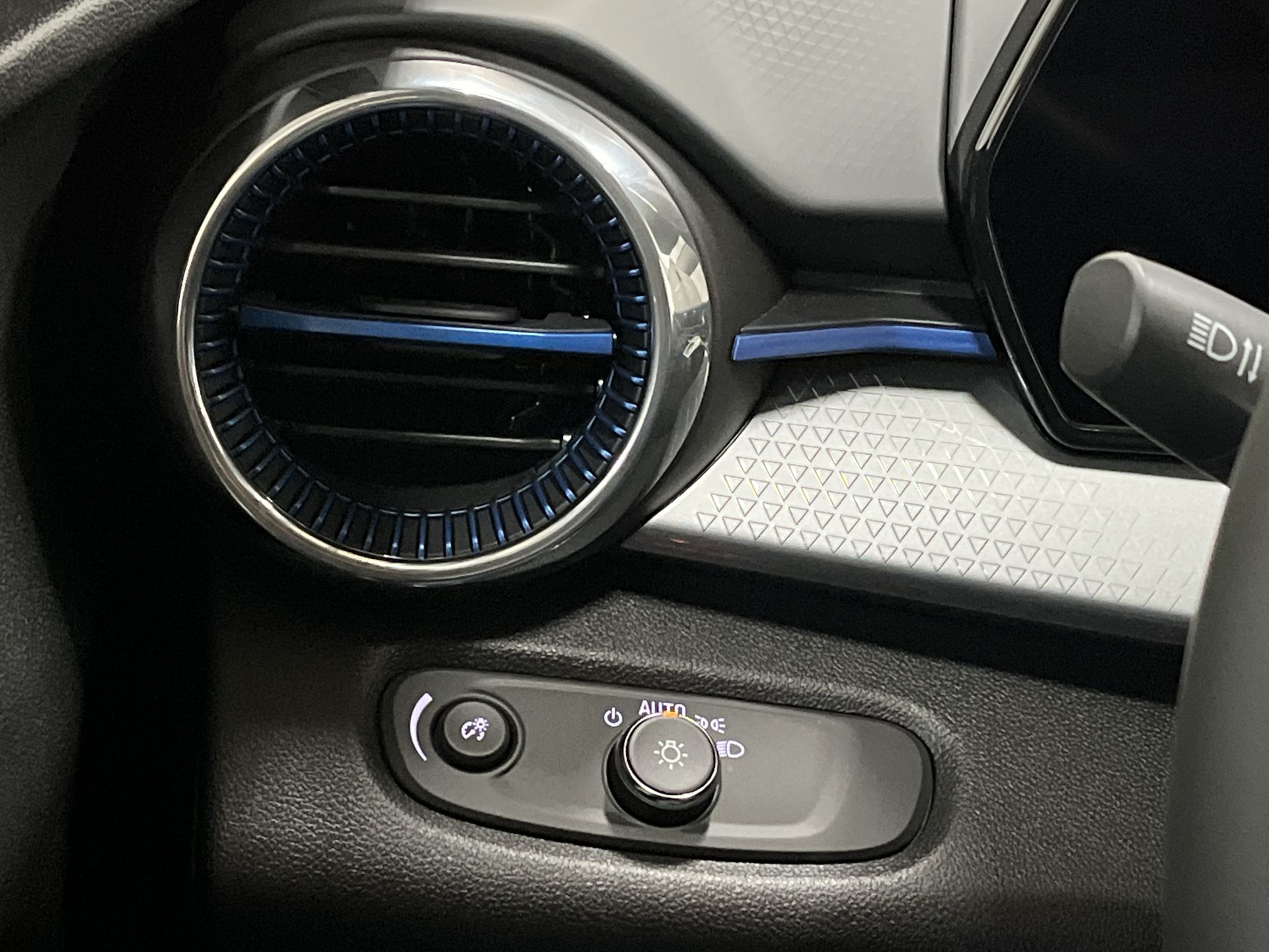 2025 Chevrolet Trax LT photo 9