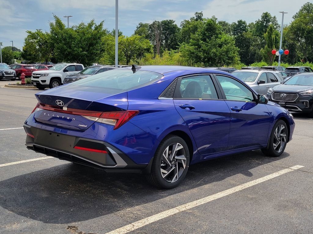 2024 Hyundai Elantra Limited photo 7