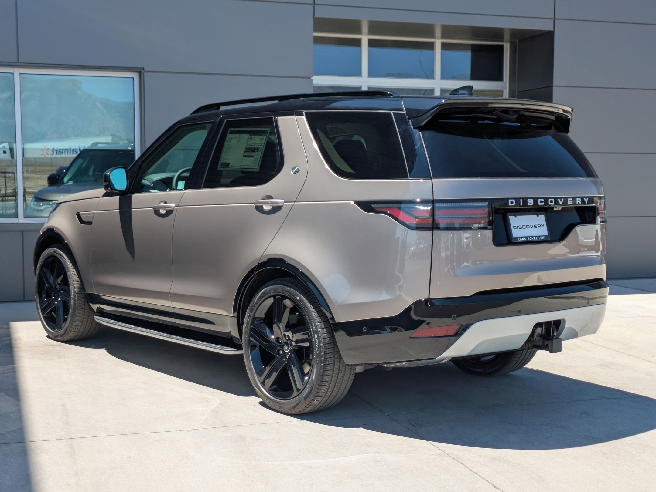 2025 Land Rover Discovery Metropolitan Edition photo 8