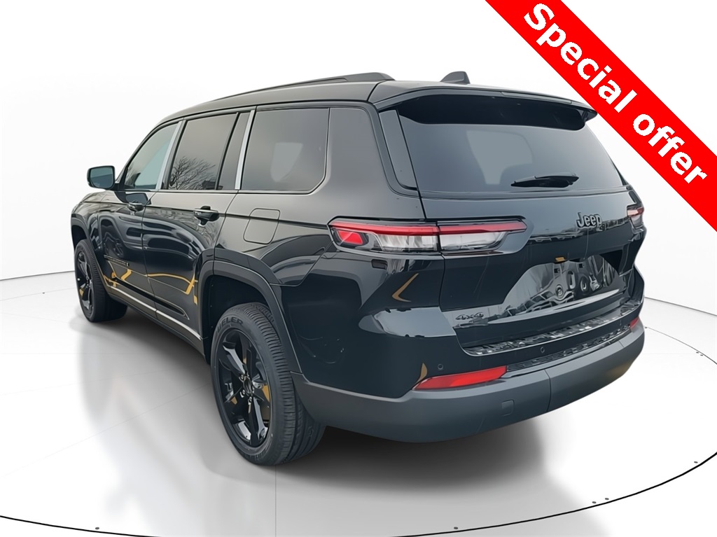2025 Jeep Grand Cherokee Laredo Altitude photo 3