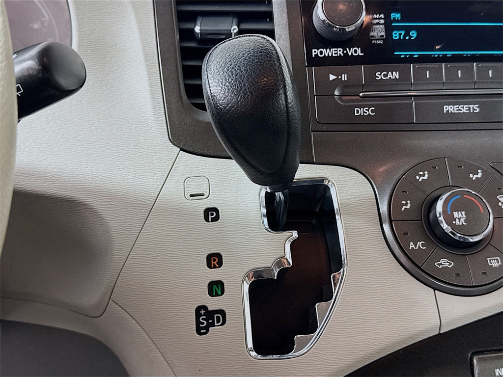 2011 Toyota Sienna LE photo 16
