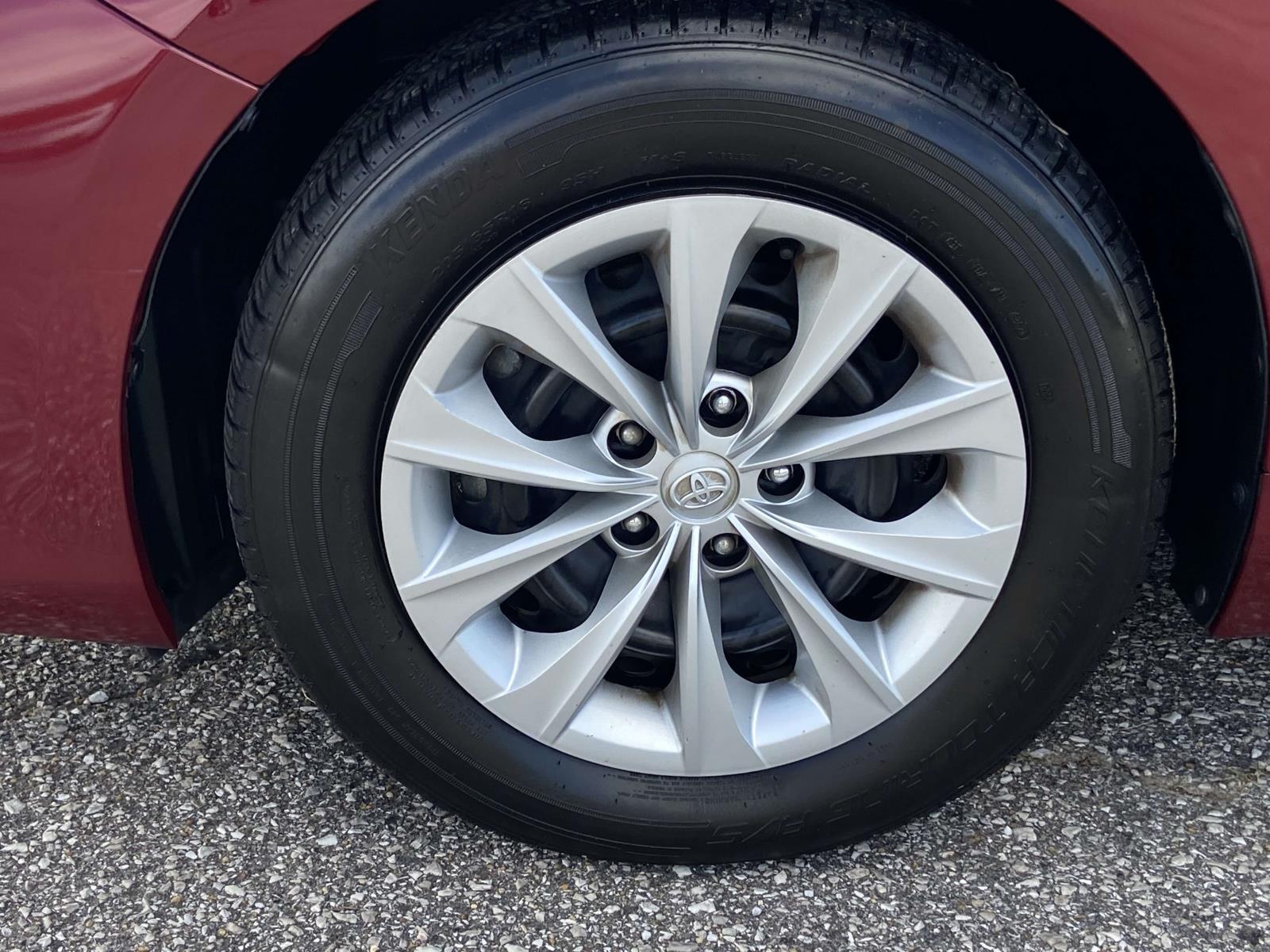 2016 Toyota Camry LE photo 4