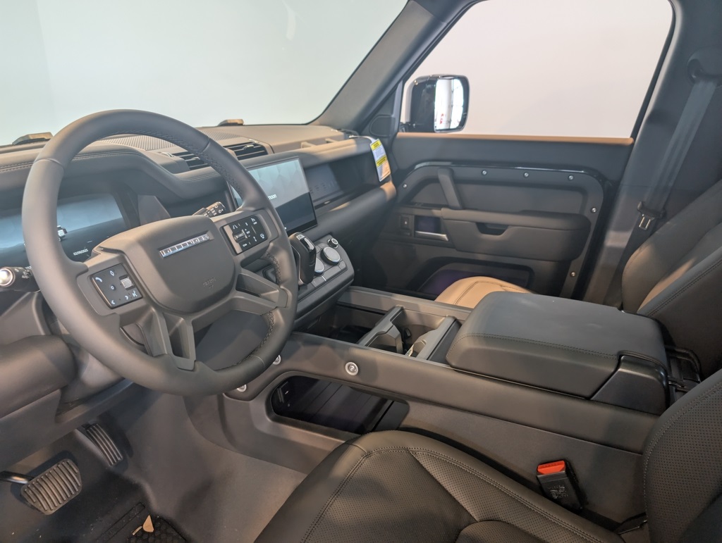 2025 Land Rover Defender 130 X-Dynamic SE photo 11