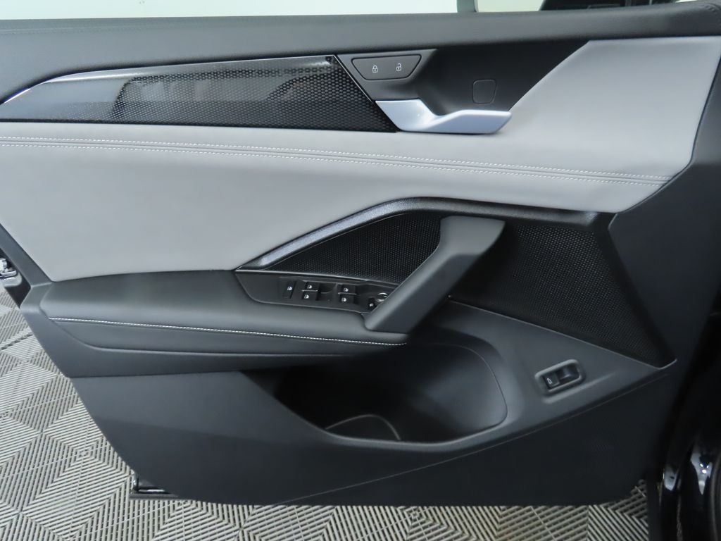 2025 Volkswagen Tiguan SE R-Line Black photo 24