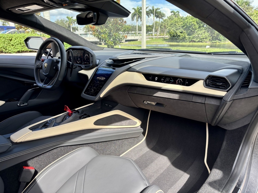 2024 Lamborghini Revuelto photo 24
