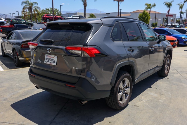 2022 Toyota RAV4 XLE photo 3