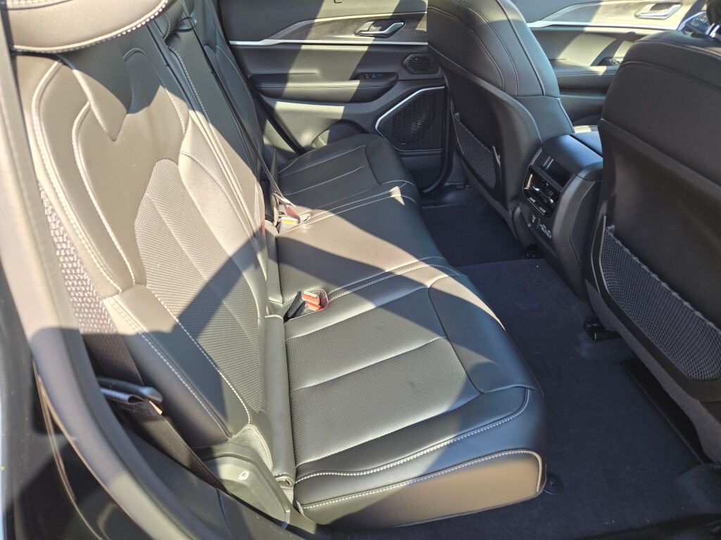2025 Jeep Grand Cherokee Limited photo 4