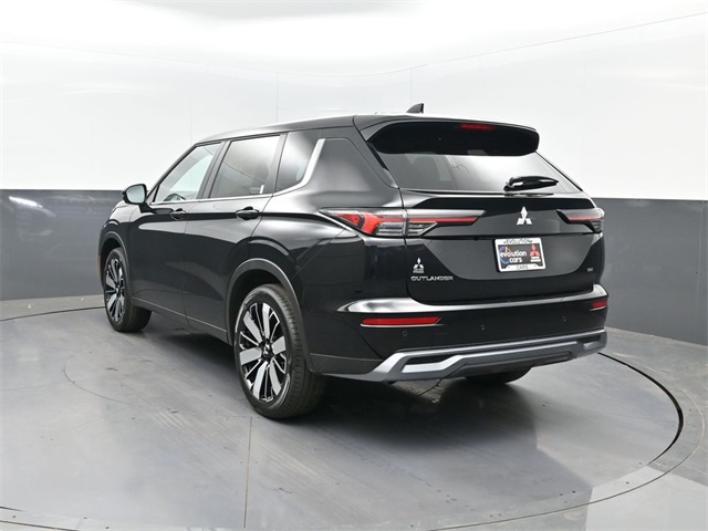 2025 Mitsubishi Outlander SE photo 3