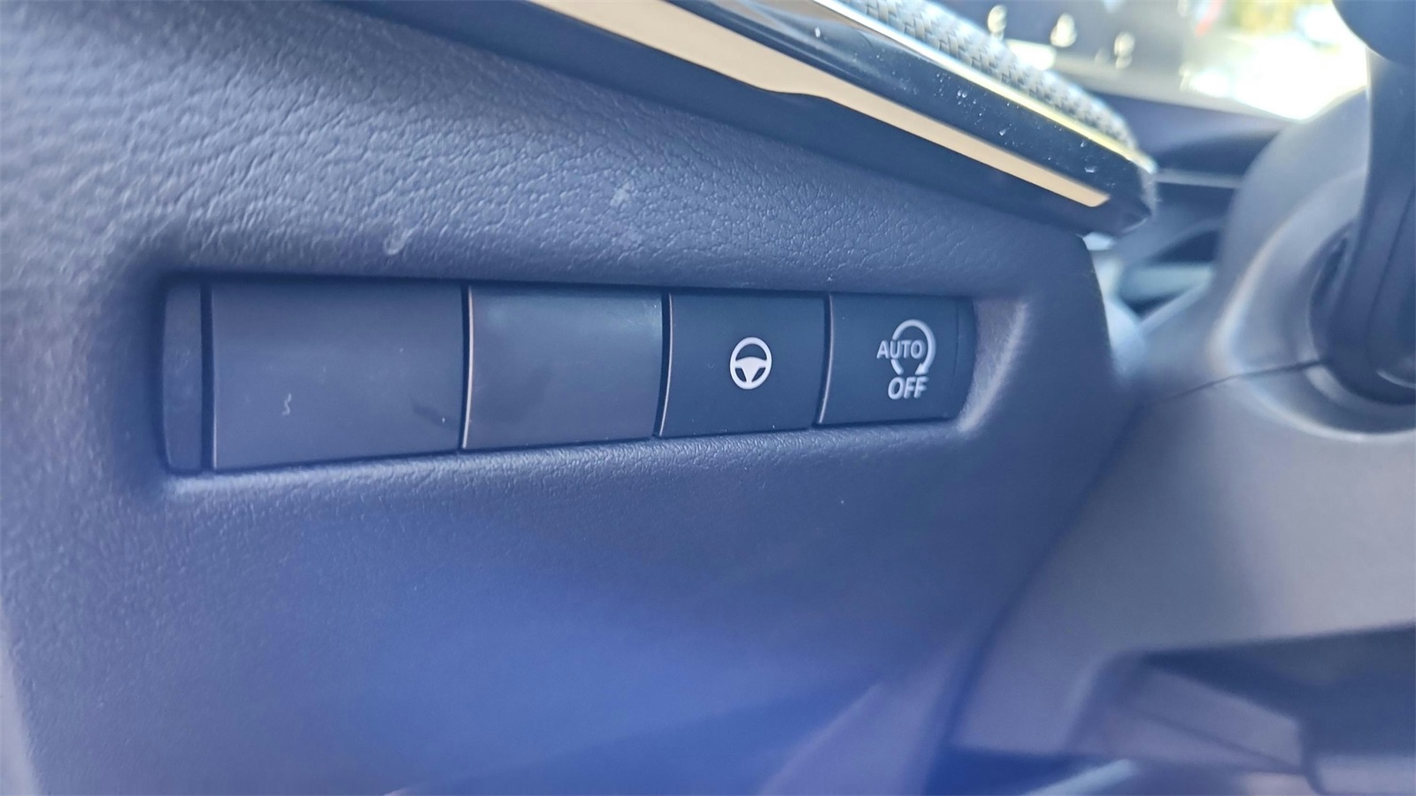 2025 Nissan Kicks SR photo 14