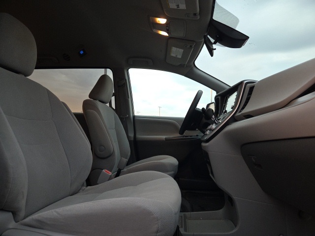 2020 Toyota Sienna L photo 15