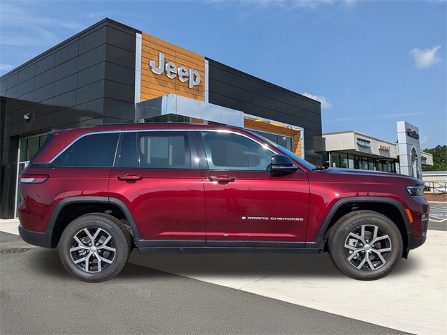2025 Jeep Grand Cherokee Limited photo 2