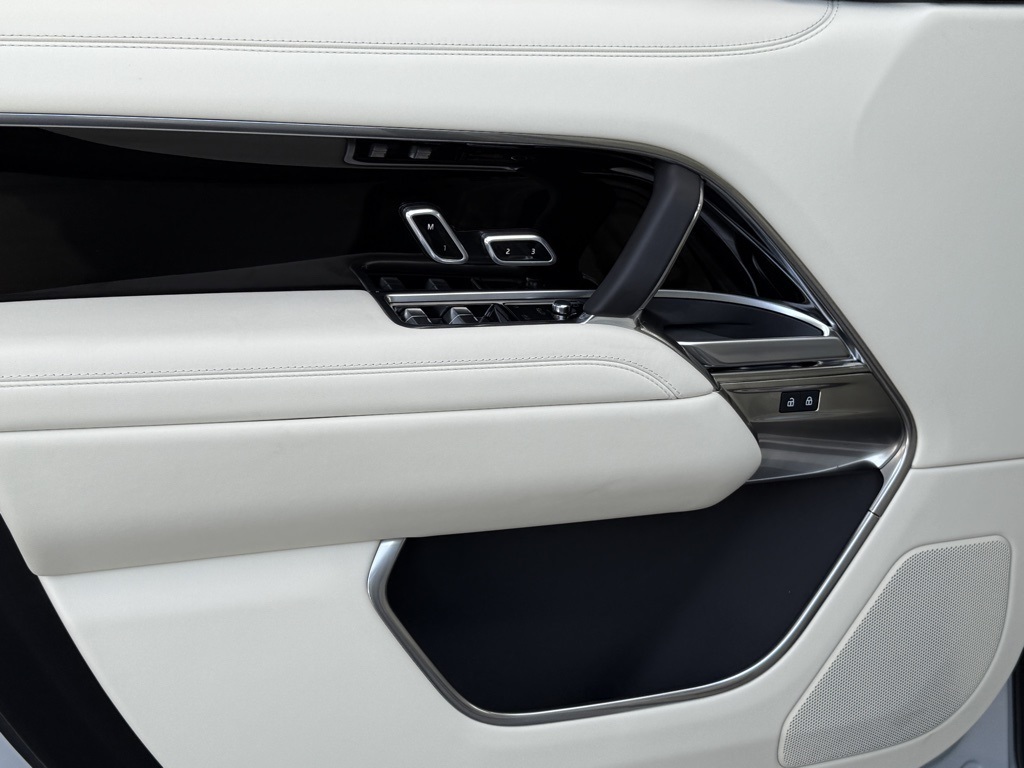 2025 Land Rover Range Rover SE photo 8