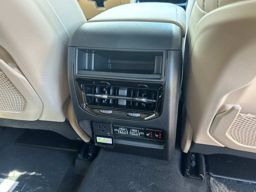 2025 Jeep Grand Cherokee Limited photo 25