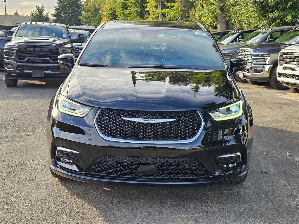 2026 Chrysler Pacifica photo 2