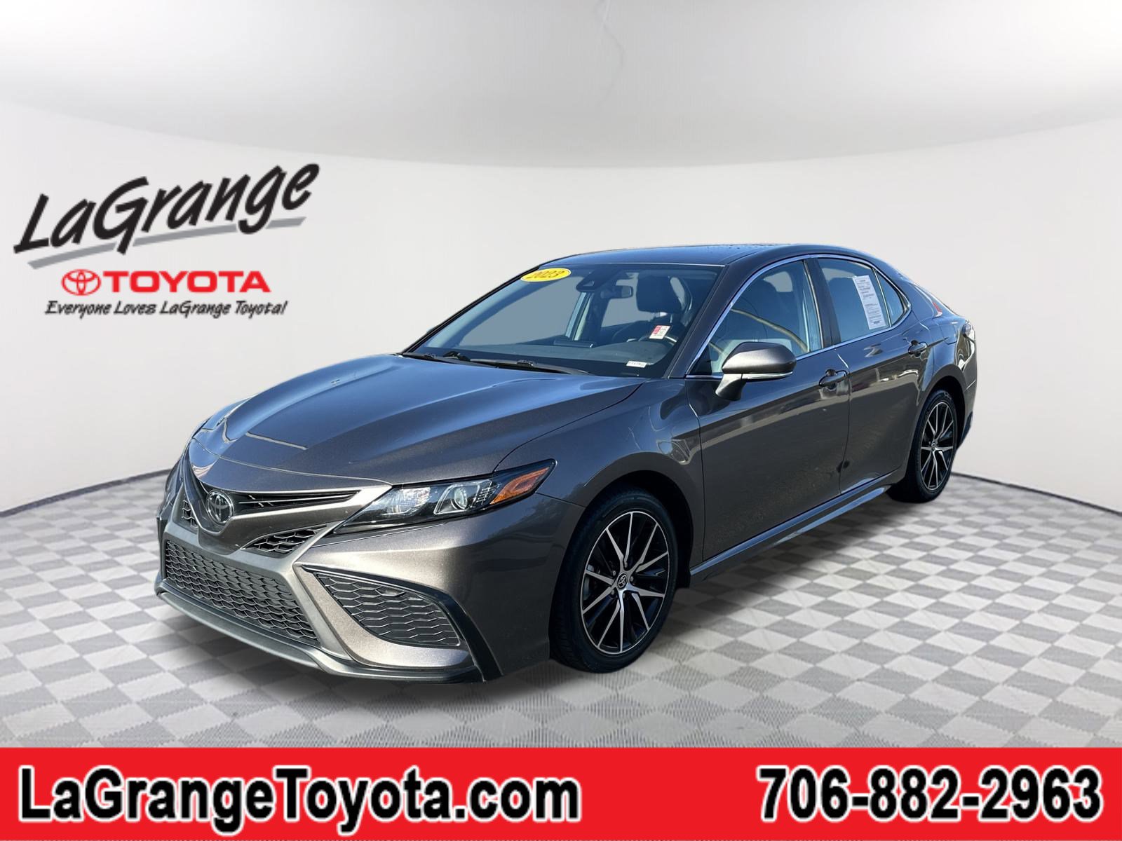 2023 Toyota Camry SE's photo