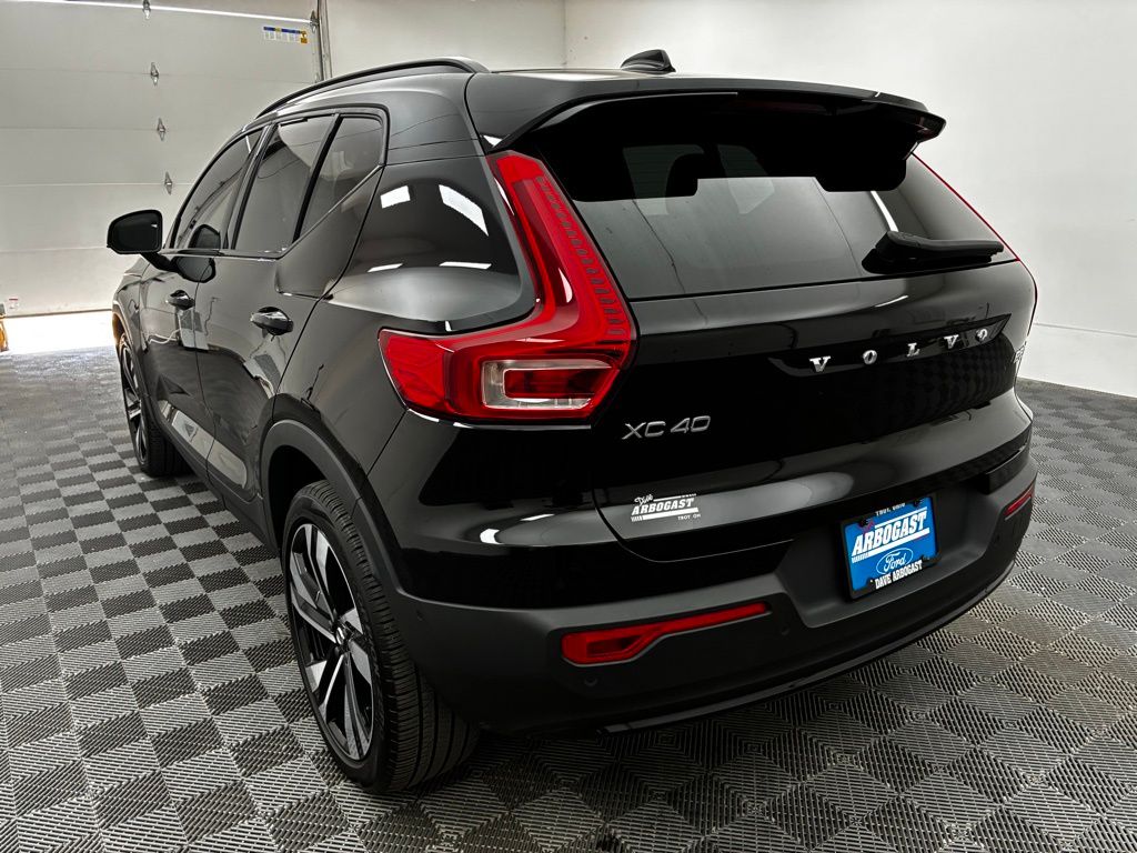 2023 Volvo XC40 Plus photo 3