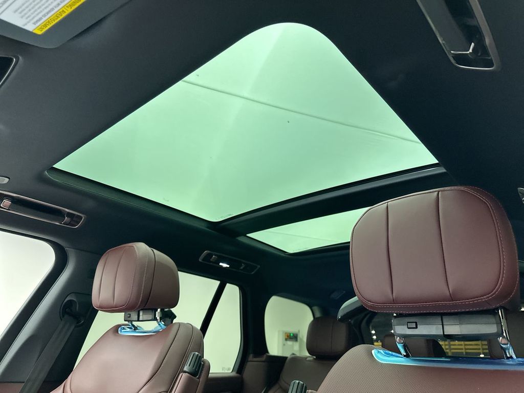 2025 Land Rover Range Rover SE photo 9