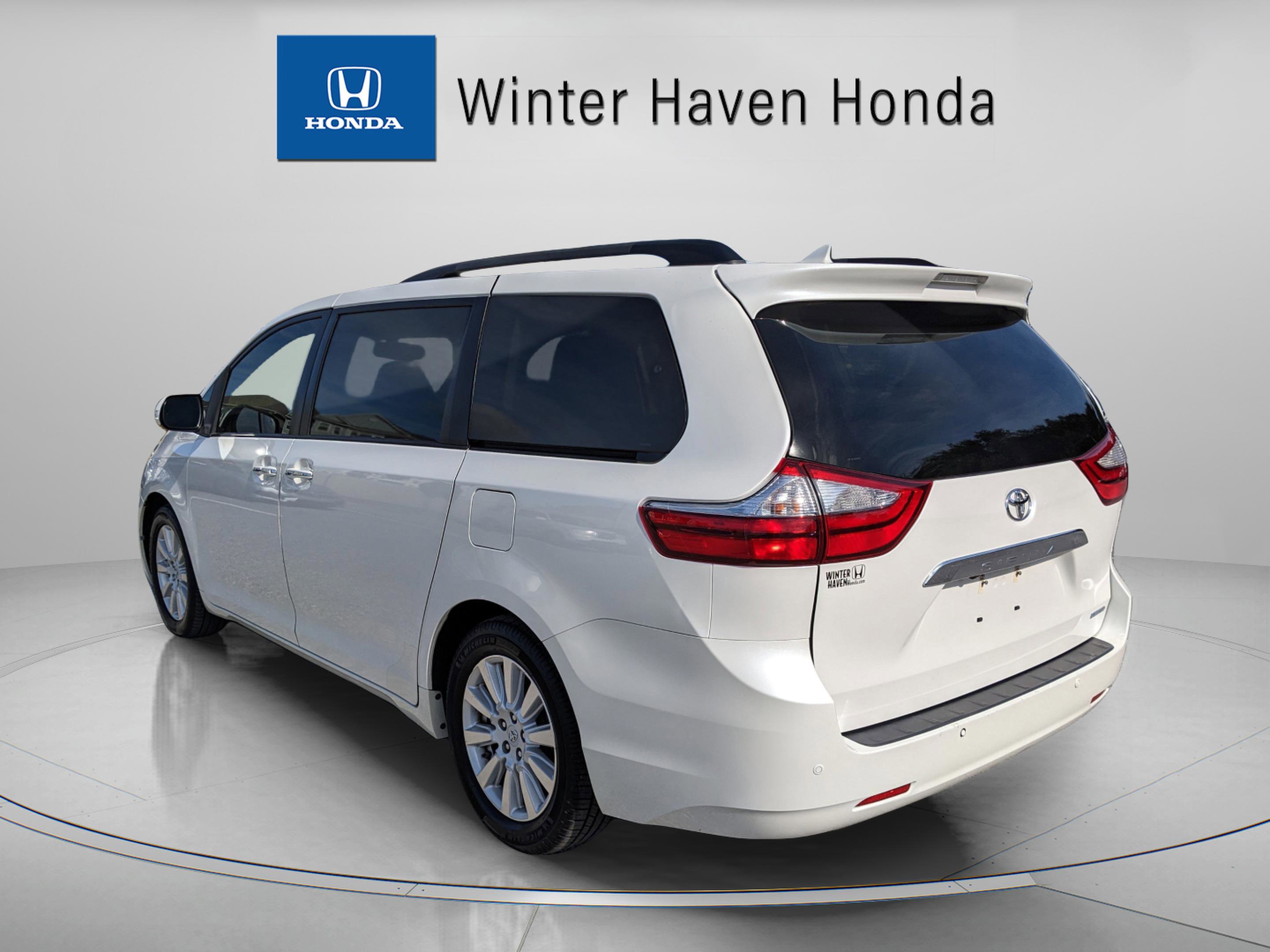 2017 Toyota Sienna Limited XLE Premium photo 4