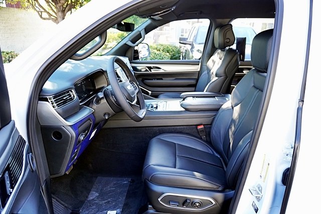 New 2025 Bright White Clear-Coat Exterior Paint Jeep Series II image 18