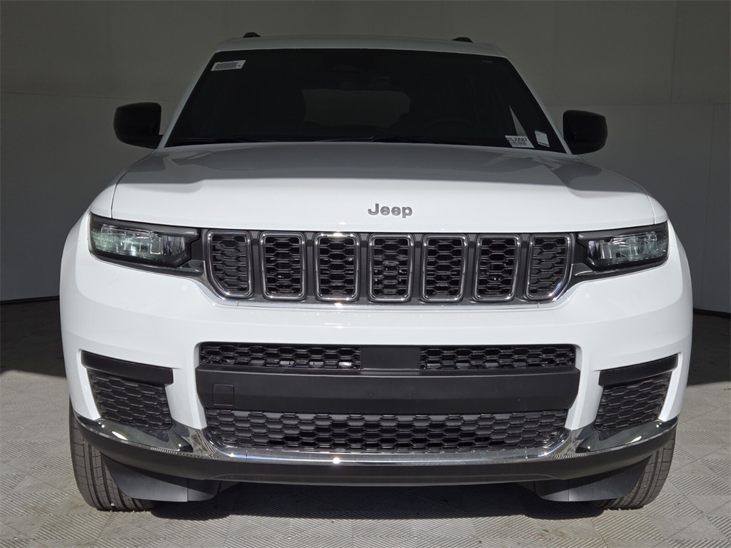 2025 Jeep Grand Cherokee Laredo photo 3