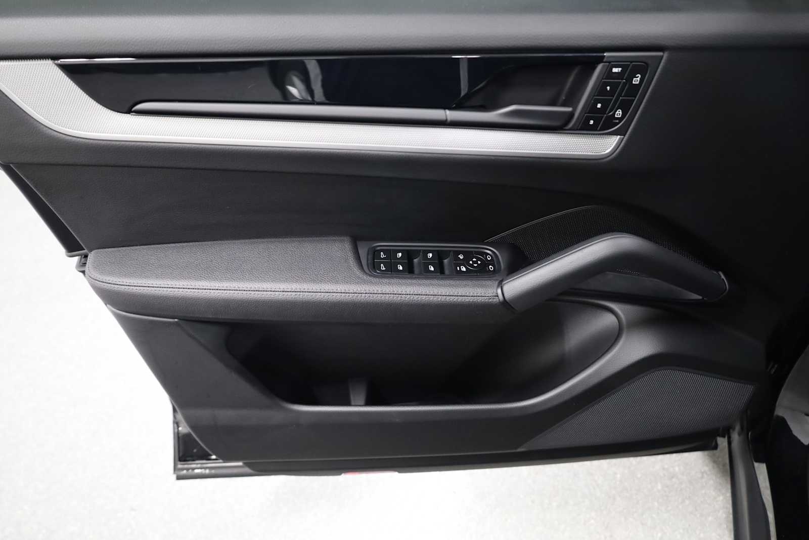 2024 Porsche Cayenne photo 12