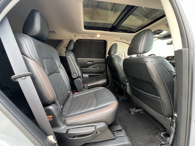 2022 Nissan Pathfinder Platinum photo 26