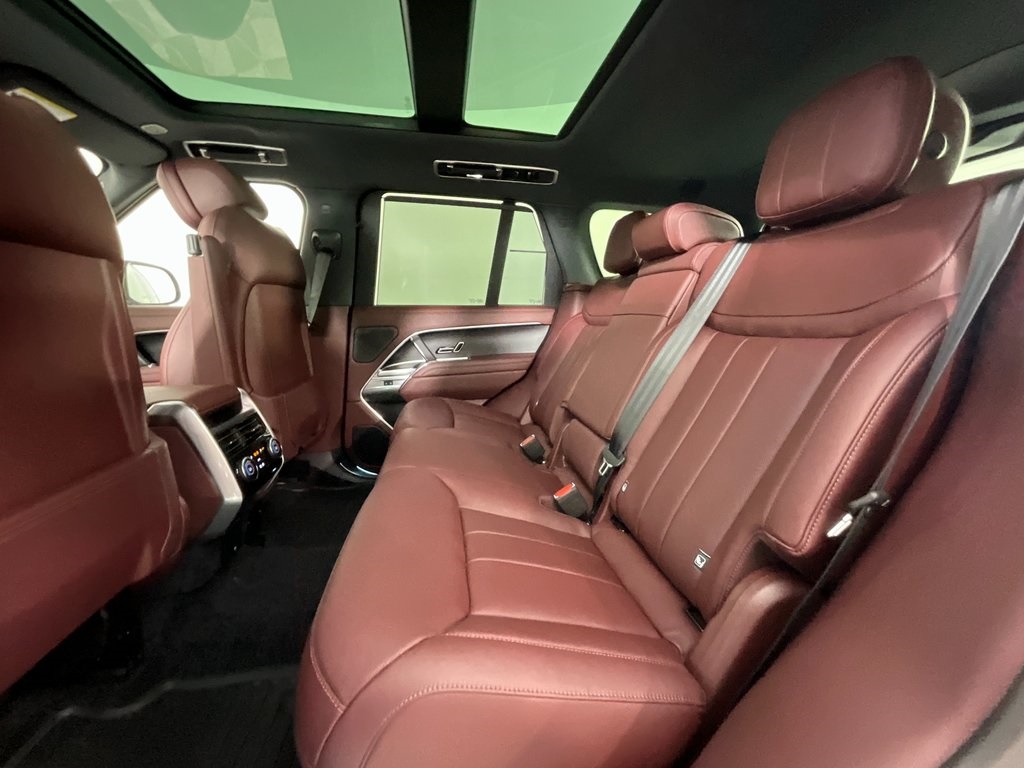 2025 Land Rover Range Rover SE photo 4