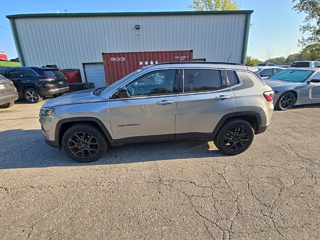 2022 Jeep Compass Latitude Lux photo 3