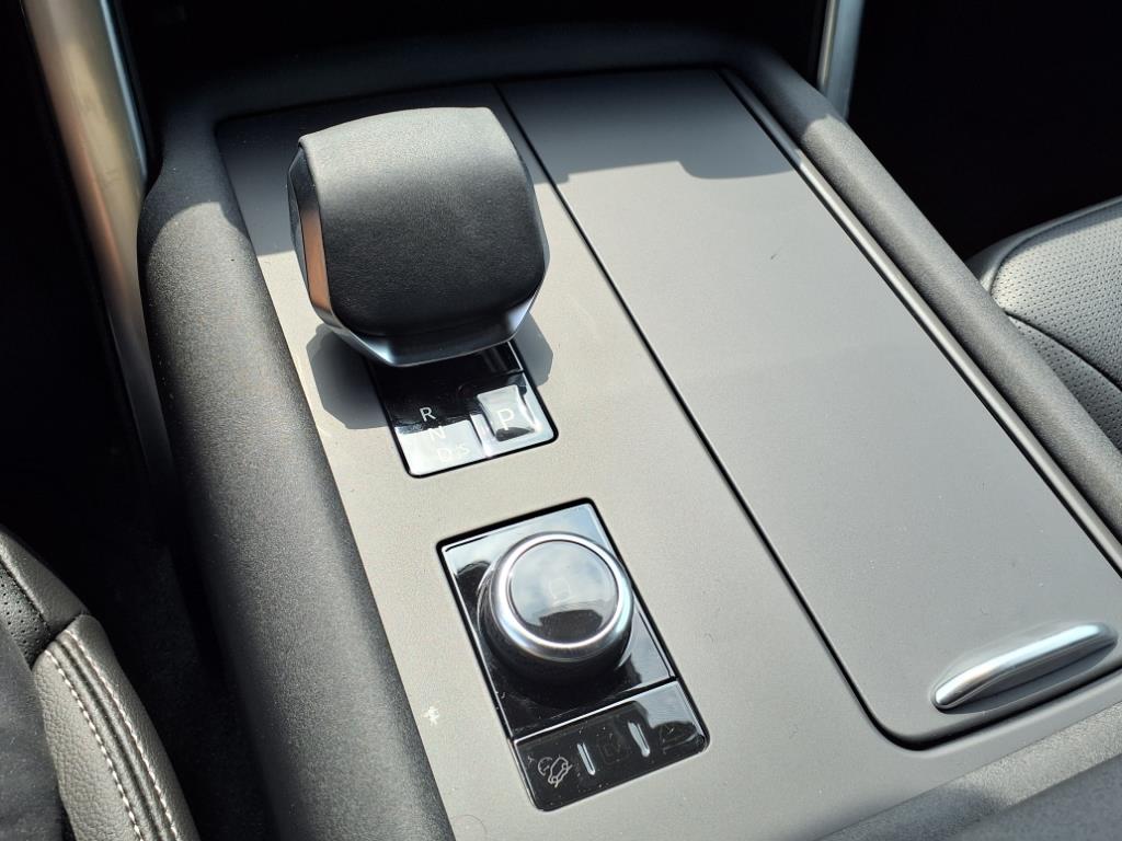 2025 Land Rover Discovery SE photo 14