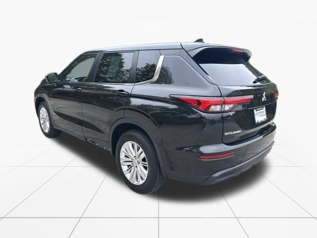2023 Mitsubishi Outlander ES photo 2