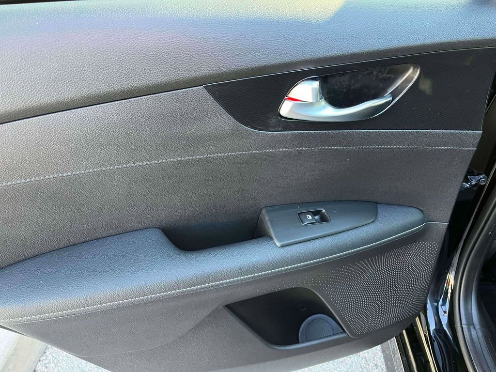 2022 Kia Forte GT-Line photo 5