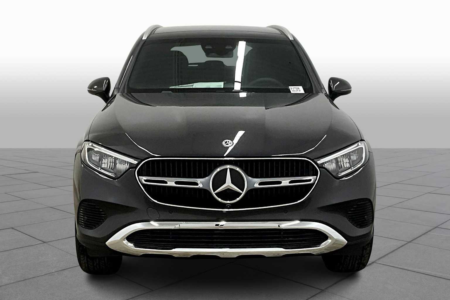 2025 Mercedes Benz GLC 300 photo 3