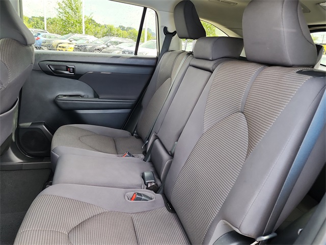 2021 Toyota Highlander LE photo 14