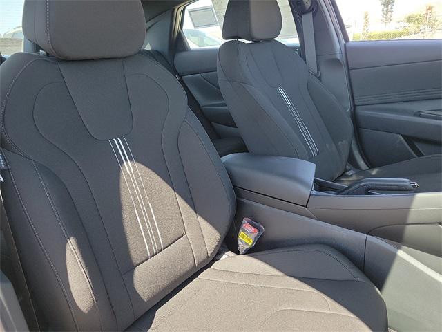 2025 Hyundai Elantra SEL Sport photo 16