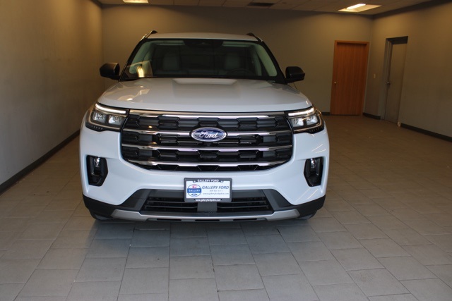 2025 Ford Explorer photo 2