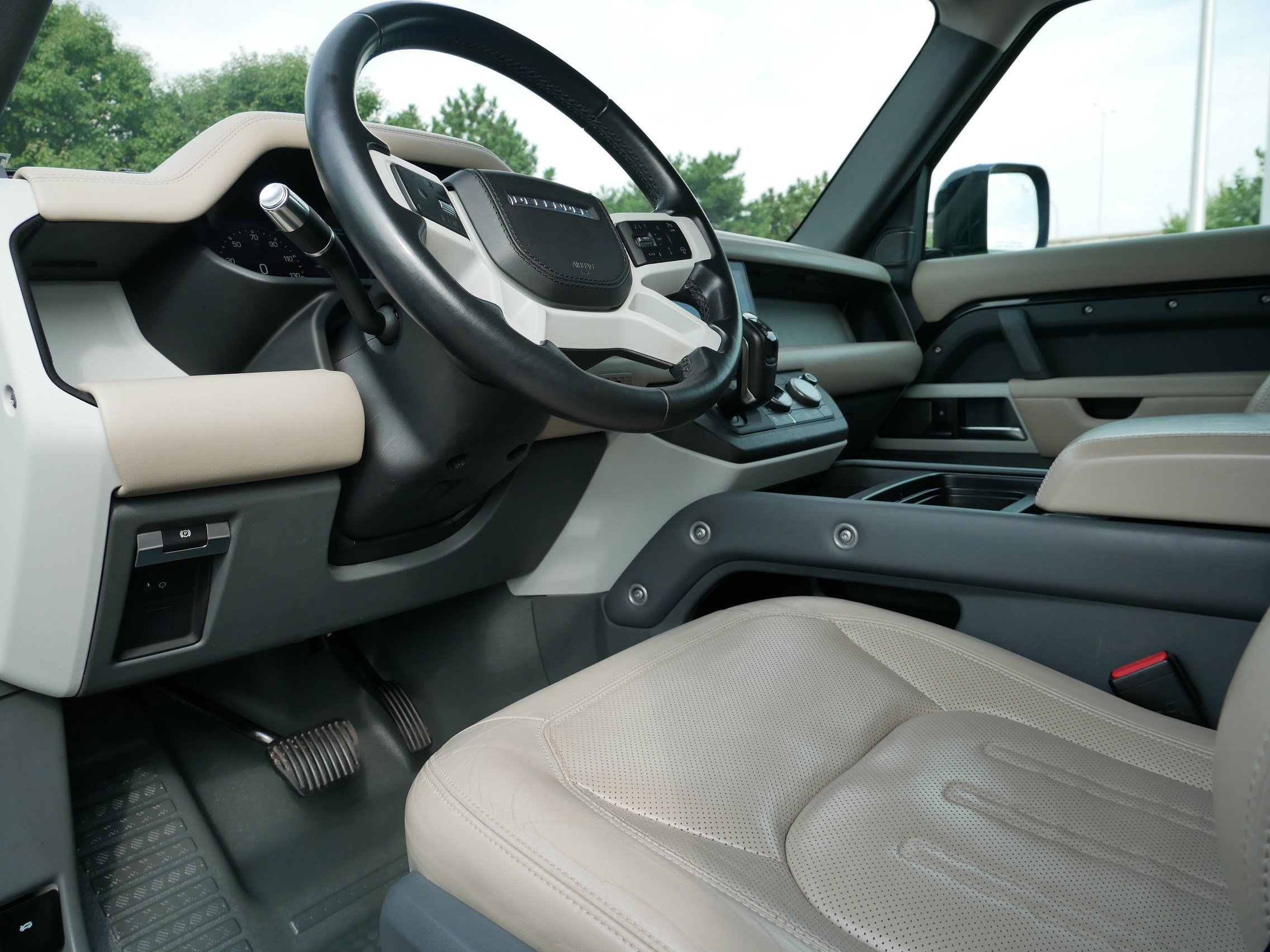 2020 Land Rover Defender HSE photo 11